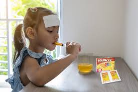 Nên hạ sốt cho trẻ bằng các loại thuốc phù hợp với độ tuổi.