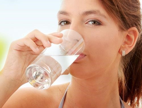 Nước lọc luôn là loại thực phẩm khuyên dùng khi chúng ta bị sốt cao