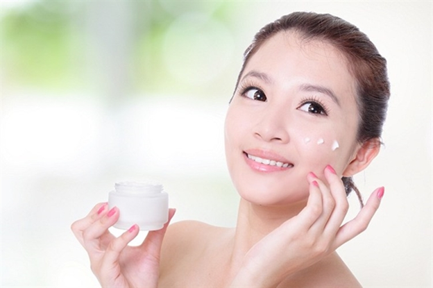 Để da mặt sáng mịn tự nhiên không thể bỏ qua kem dưỡng ẩm