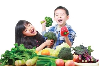 Dinh dưỡng đầy đủ cho bé có mái tóc khỏe đẹp