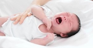 Bé khóc đêm nhiều ảnh hưởng đến sự phát triển thể chất