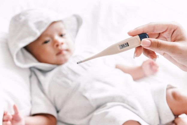 Ba mẹ luôn đo nhiệt độ khi trẻ sốt cao cho trẻ nhé!