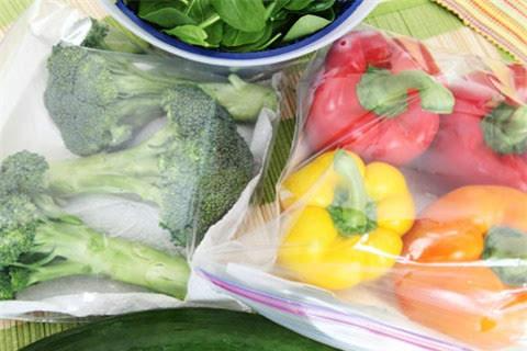 Một số loại rau cần được bảo quản trong túi nhựa