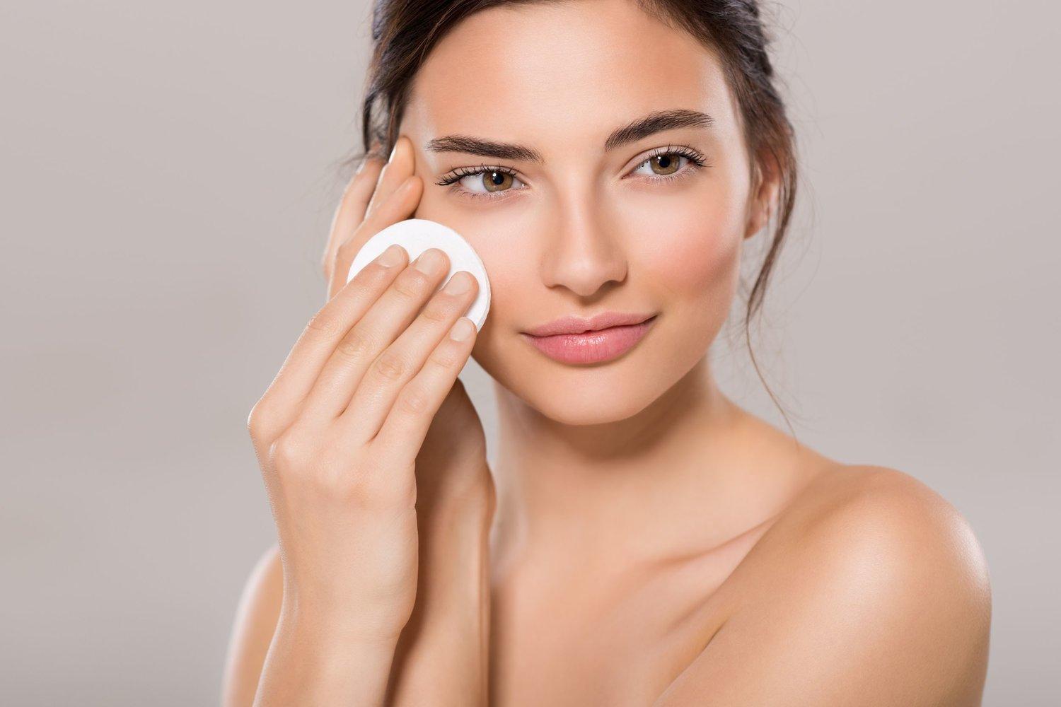 Cetaphil Hydrating Foaming Cream Cleanser giúp bạn làm dịu nhẹ làn da rất hiệu quả